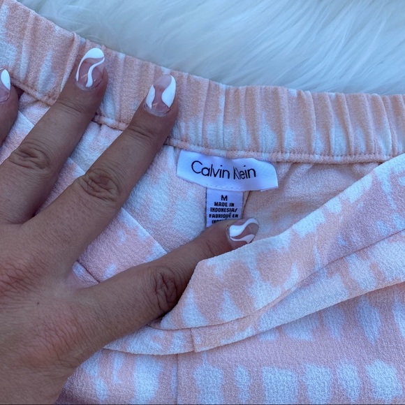 Calvin Klein Patterned Shorts - Picture 2 of 3